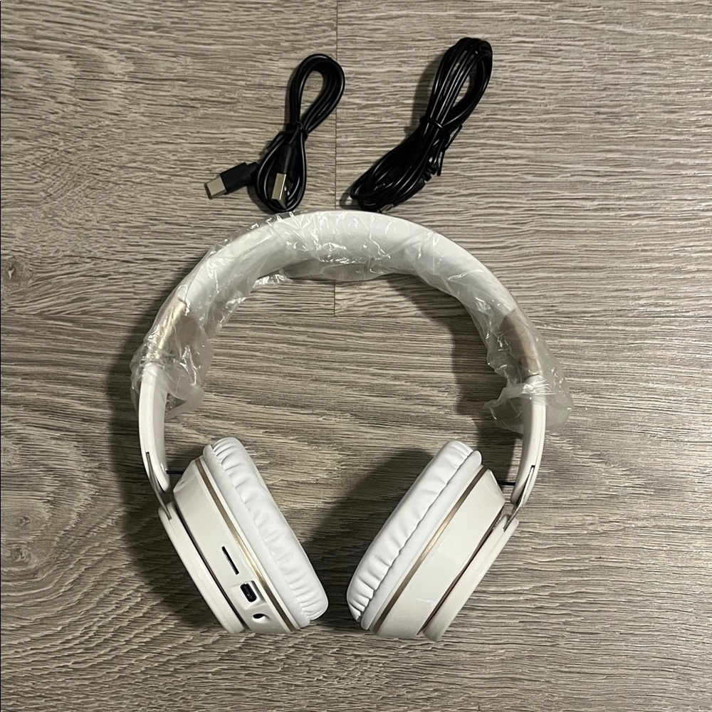 White Wireless Headphones with Cables